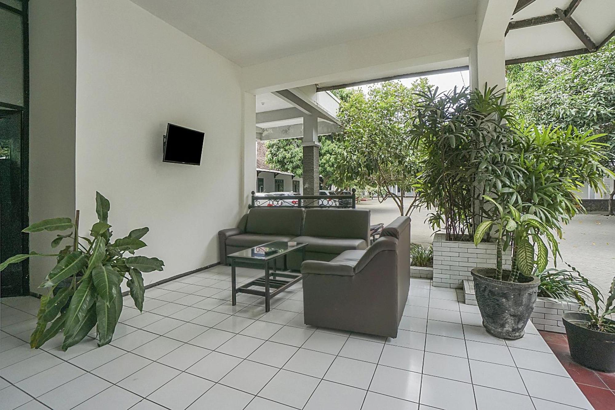 Oyo Life 90589 Palem Garden Hotel Tulungagung Esterno foto