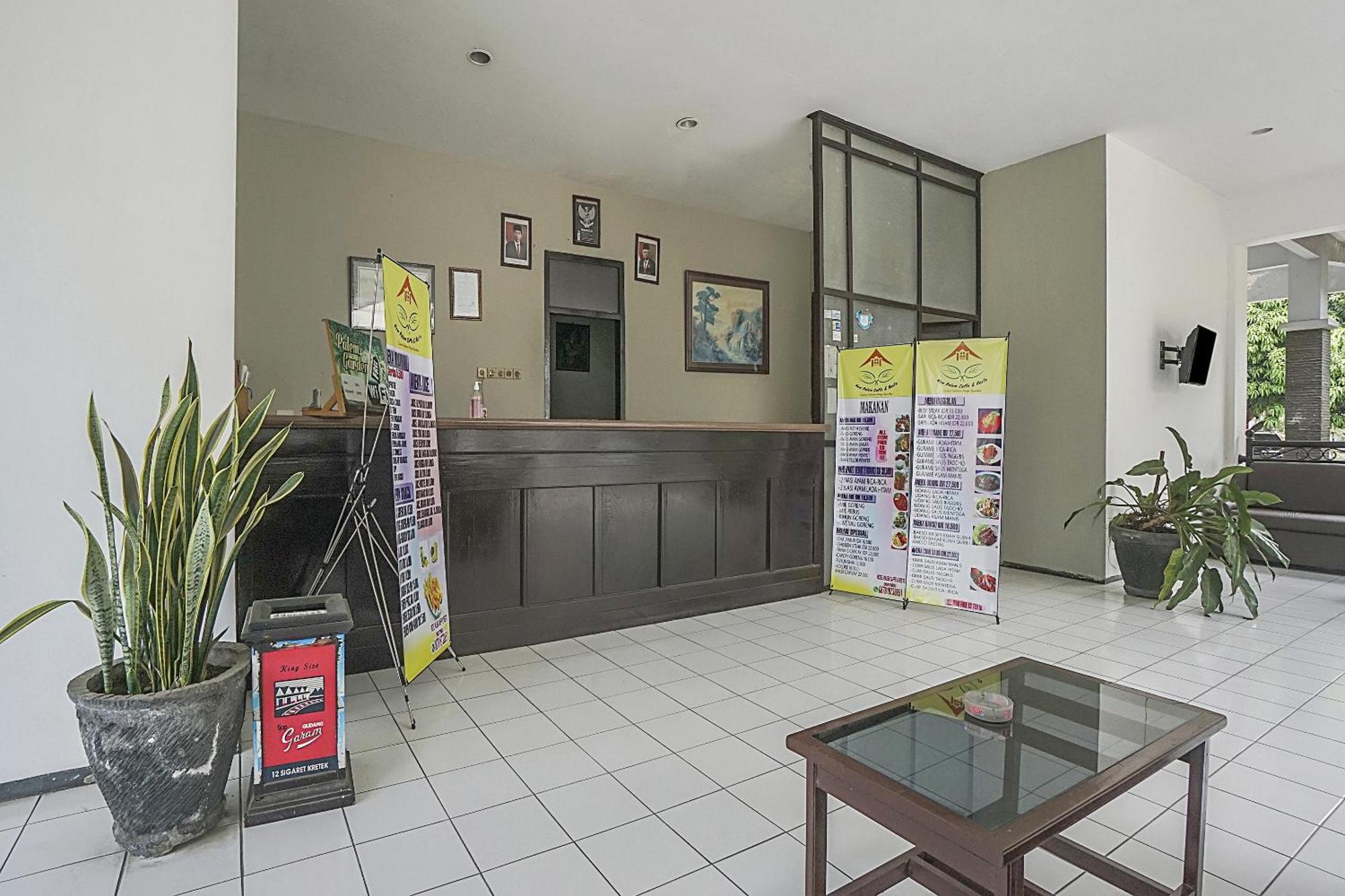 Oyo Life 90589 Palem Garden Hotel Tulungagung Esterno foto