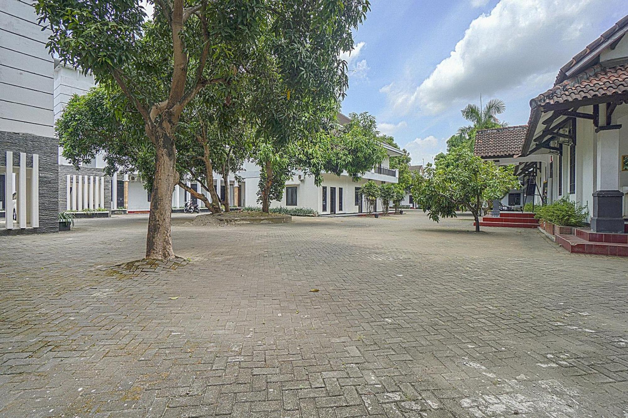 Oyo Life 90589 Palem Garden Hotel Tulungagung Esterno foto