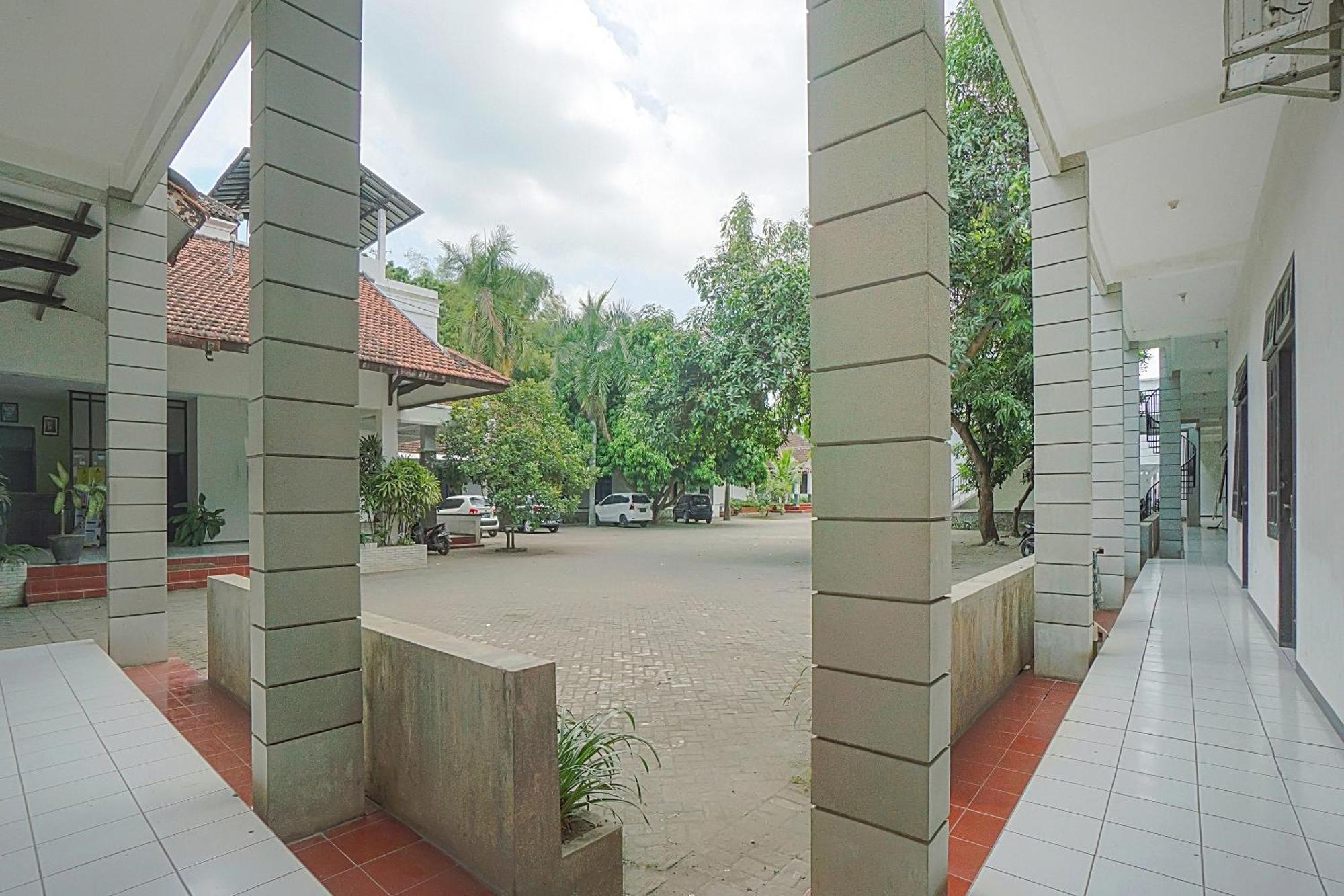 Oyo Life 90589 Palem Garden Hotel Tulungagung Esterno foto